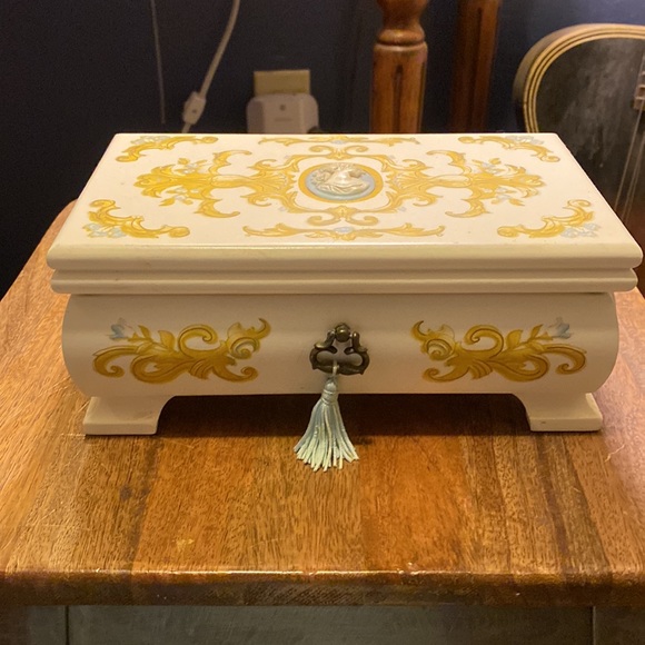 Vintage Avon Jewelry Box - Picture 2 of 11